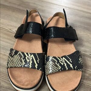 Vionic Black and Tan Sandals